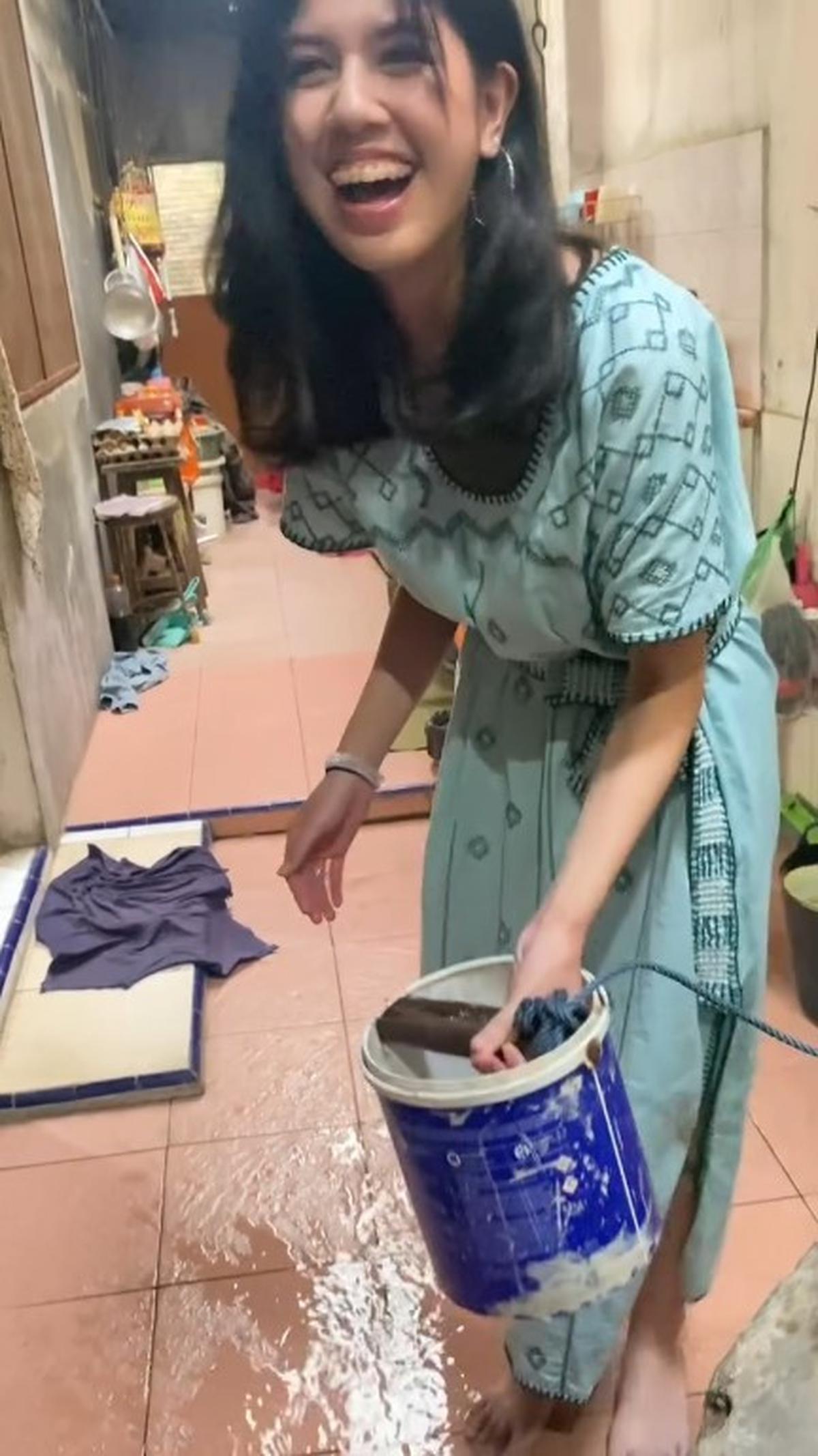 Tempat Mandi sang Ayah Waktu Kecil, Ini Momen Ketiga Anak Cewek Ariyo Wahab Lihat Sumur Pertama Kali - Tampak Terheran