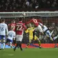 Proses terciptanya gol Chris Smalling saat Manchester United (MU) menang 4-0 atas Wigan Athletic di babak keempat Piala FA. (AP Photo/Rui Vieira)