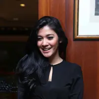 Bintang sinetron Naysila Mirdad selalu tampil cantik meski hanya dengan make up yang natural dan tidak berlebihan. Selain itu, rambut hitam nan lebat yang dimilikinya selalu terlihat indah. (Nurwahyunan/Bintang.com)