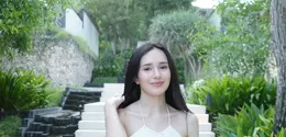 Pilihan fashion-nya kali ini pun bisa jadi inspirasi resort wear untuk staycation, honeymoon, hingga dinner tepi pantai. [@bebytsabina].