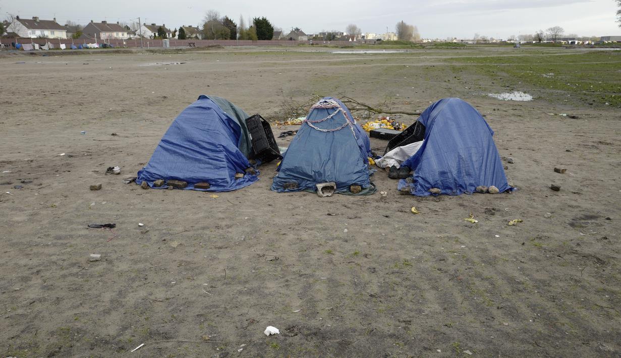Tenda didirikan di kamp darurat di luar Calais, Sabtu (277/11/2021). Di kamp-kamp darurat di luar Calais, para migran menunggu kesempatan menyeberangi Selat Inggris meskipun minggu ini sekitar 27 orang tewas saat perahu mereka tenggelam beberapa mil dari pantai Prancis. (AP Photo/Rafael Yaghobzadeh)