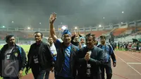 Walikota Bandung, Ridwan Kamil menyapa suporter usai menyaksikan laga perebutan temoat ketiga antara Persib melawan Semen Padang di Stadion Pakansari, Kab Bogor, Sabtu (11/3). Persib unggul 1-0. (Liputan6.com/Helmi Fithriansyah)