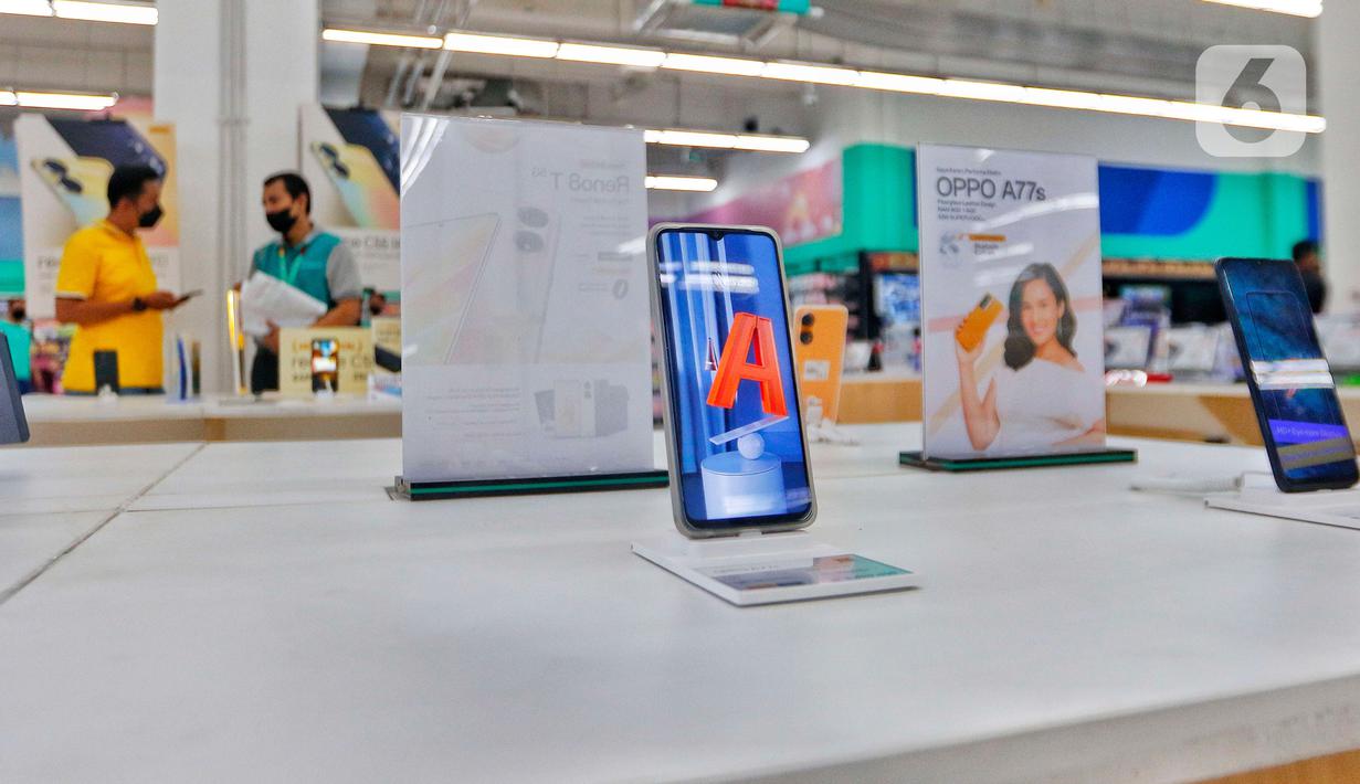 Sejumlah smartphone atau ponsel pintar dipajang di salah satu pusat perbelanjaan di kawasan Tangerang, Selasa (14/3/2023). Firma riset pasar International Data Corporation (IDC) memproyeksikan pasar smartphone atau ponsel pintar pada tahun ini masih akan stagnan, apabila terjadi kenaikan hanya berkisar satu persen. (Liputan6.com/Angga Yuniar)