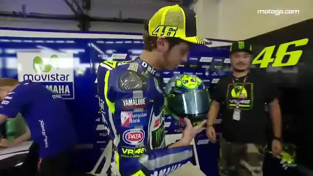 Valentino Rossi merilis helm baru yang unik dengan gambar ikan hiu sedang memangsa ikan kecil di Sirkuit Misano, MotoGP San Marino, Sabtu (12/9/2015).