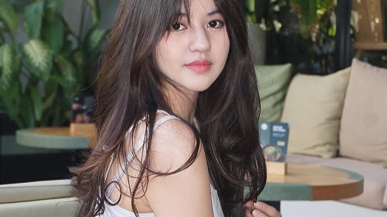 Pesona Vonny Felicia YouTuber Cantik Berbalut Outfit Serba Putih, Bikin Makin Kepincut