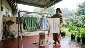 10 Cara Mengatasi Handuk yang Sulit Kering Saat Musim Hujan, Bebas Bau Apek