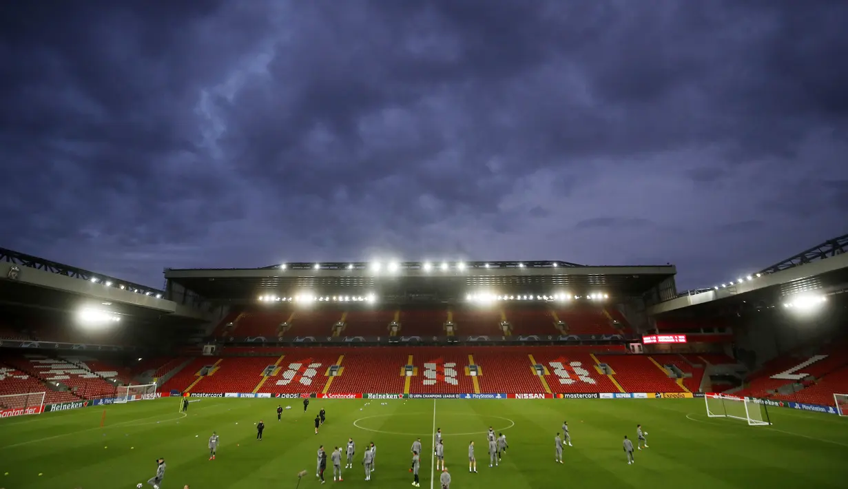 Suasana latihan pemain Atletico Madrid di Anfield, Liverpool, Inggris (10/3/2020). Atletico Madrid akan bertanding melawan Liverpool pada leg kedua babak 16 besar Liga Champions. (Martin Rickett / PA via AP)