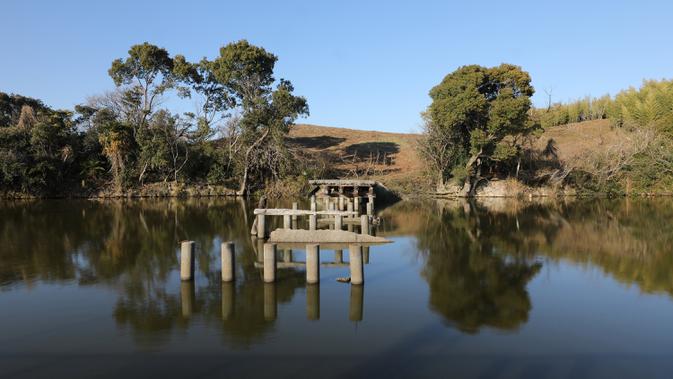 Bagian dari Itasuke Kofun yang merupakan salah satu makam dari kompleks makam kuno Mozu-Furuichi (Mozu-Furuichi Kofun Group) di Provinsi Osaka, Jepang, Selasa (4/2/2020). Beberapa benda ikut dimakamkan bersama pemiliknya dalam makam di Mozu-Furuichi. (Xinhua/Du Xiaoyi)