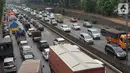 Kendaraan melintasi Tol JORR di kawasan Jakarta Selatan, Selasa (8/10/2019). Kepala Badan Pengatur Jalan Tol (BPJT) Kementerian PUPR Danang Parikesit menegaskan ada 21 ruas tol yang akan mengalami kenaikan tarif. (Liputan6.com/Immanuel Antonius)