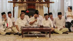 Ketum Partai Gerindra Prabowo Subianto (tengah) mengumumkan calon Gubernur Jawa Tengah di Rumah Kertanegara, Jakarta, Rabu (13/12). Prabowo secara resmi mengajukan Sudirman Said sebagai calon gubernur Jawa Tengah 2018 - 2023. (Liputan6.com/Faizal Fanani)