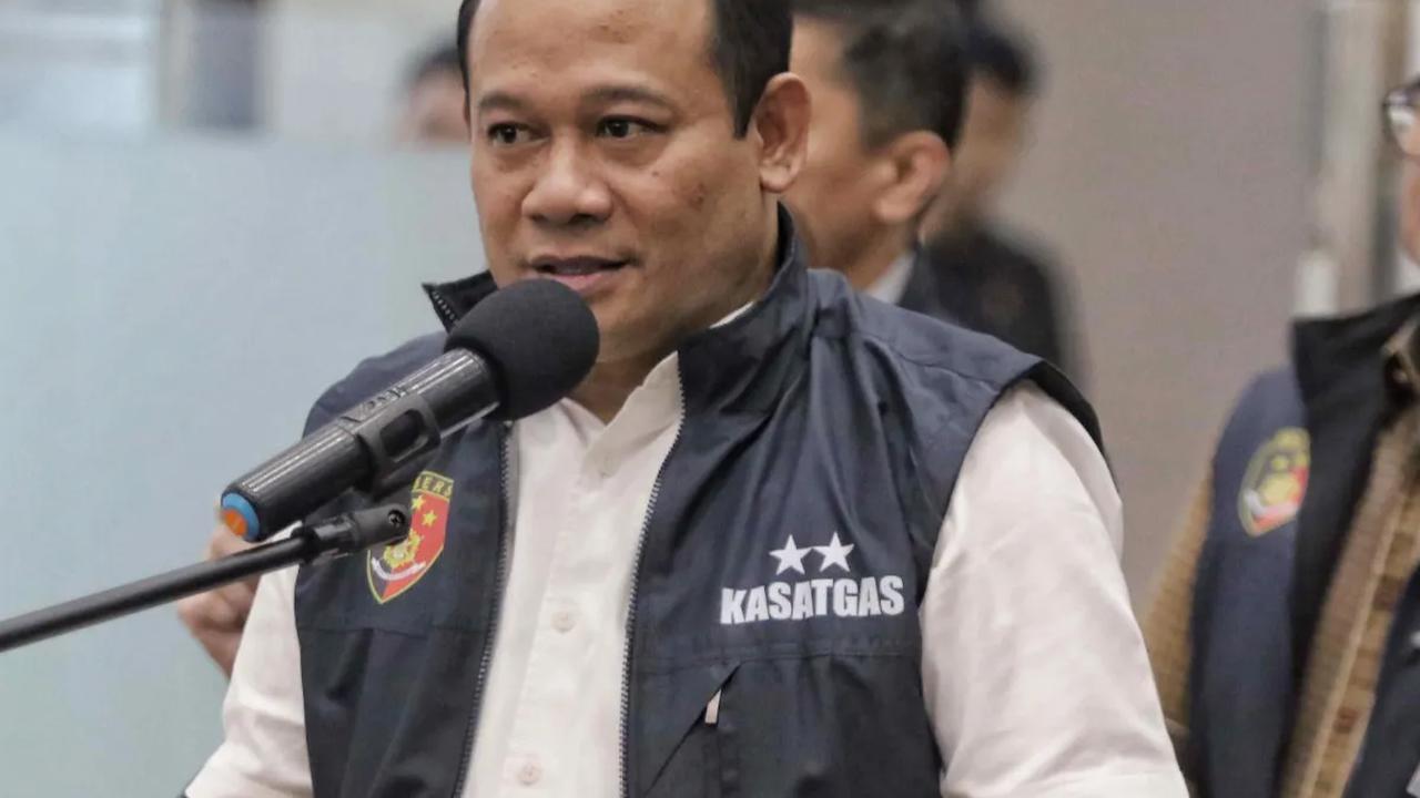 Ketua Satgas Anti Mafia Bola, Irjen Asep Edi Suheri memberikan keterangan kepada wartawan terkait kasus mafia bola di Mabes Polri, Jakarta, Kamis (12/10/2023).