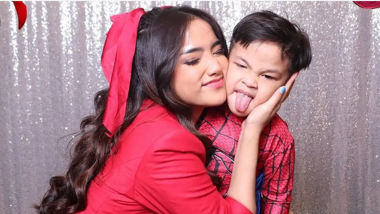 Fuji saat Ulang Tahun Gala ke-4 Bertema Super Hero