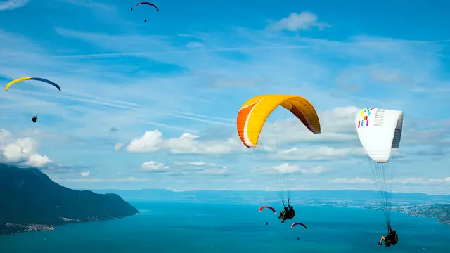 Menikmati Pemandangan Danau Jenewa dari Atas Paraglider