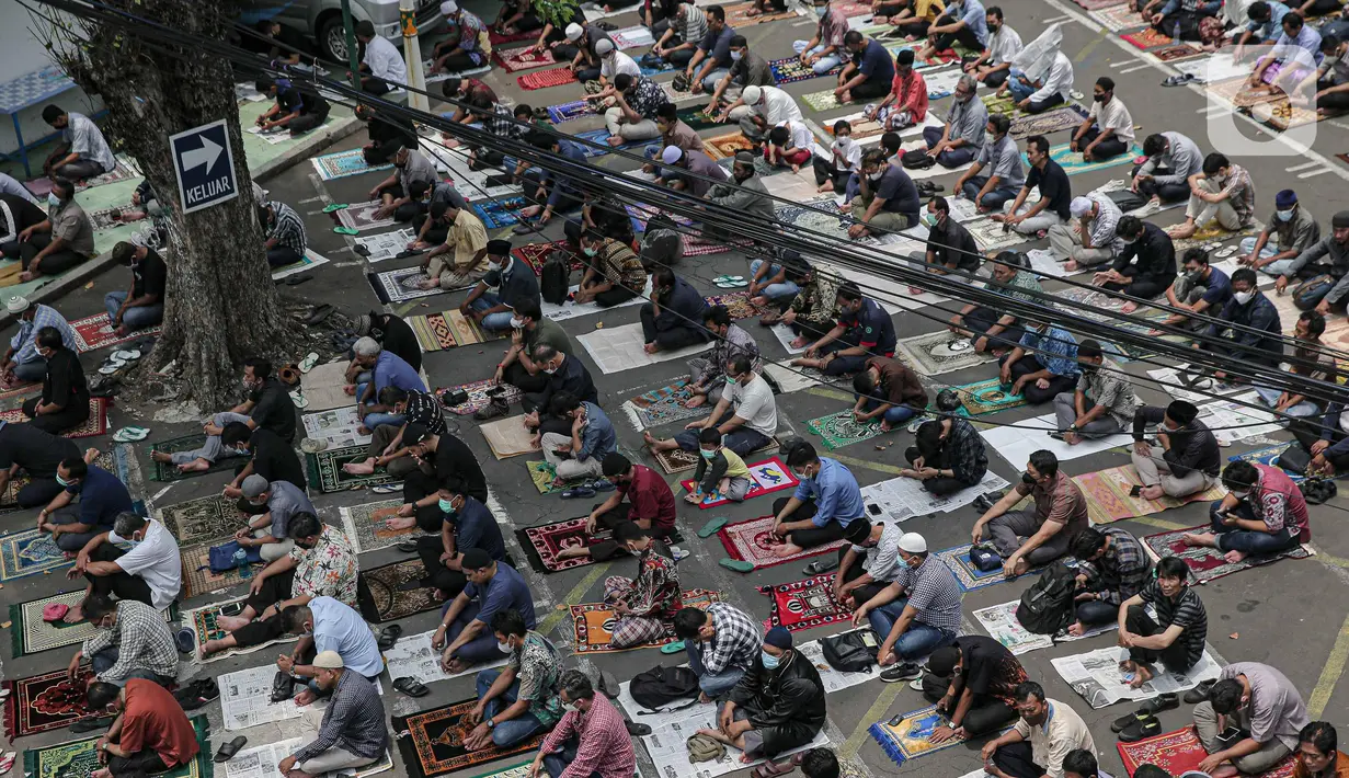 Warga saat mendengarkan ceramah Salat Jumat di Masjid Cut Meutia, Jakarta, Jumat (11/3/2022). Keputusan tersebut diambil berdasarkan Covid-19 yang sudah melandai  dan juga tak seganas dulu. (Liputan6.com/Faizal Fanani)