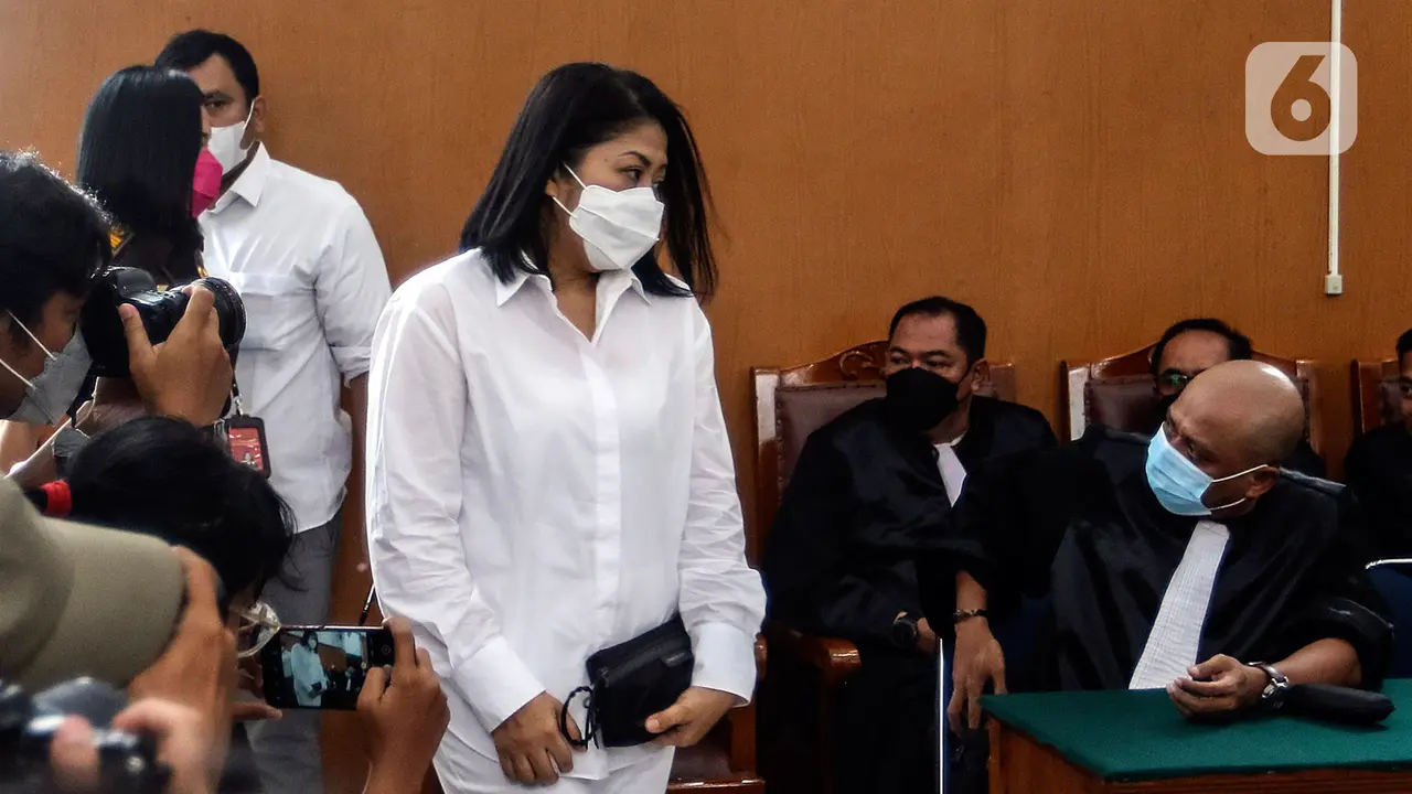 Kenakan Busana Serba Putih, Putri Candrawathi Jalani Sidang Tuntutan Kasus Pembunuhan Brigadir J
