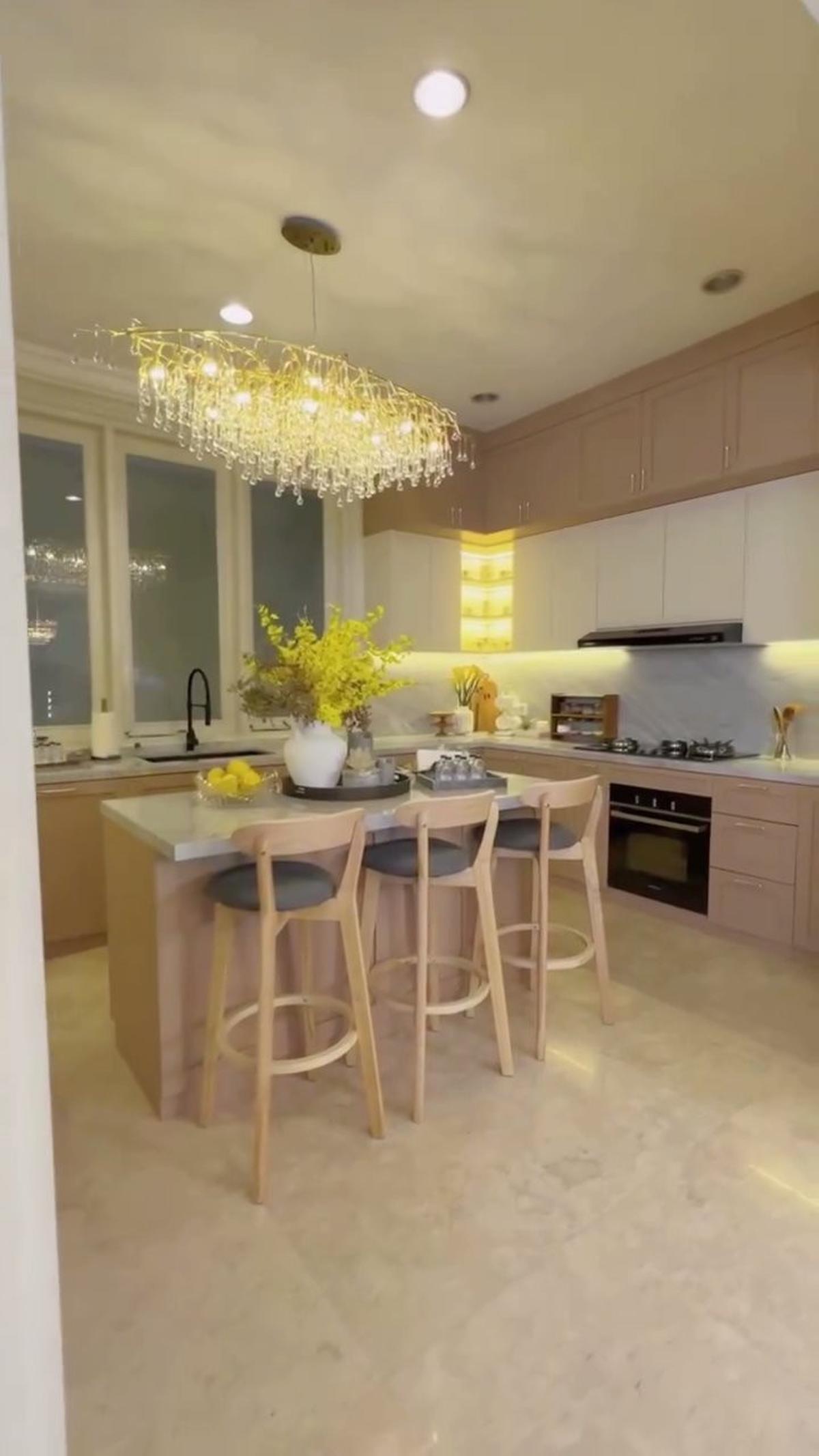 8 Potret Dapur Baru Olla Ramlan yang Elegan dan Cozy, Dilengkapi Chandelier yang Indah