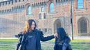 Tak ingin kehilangan momen, Ayu Ting Ting mengabadikan liburannya dengan berfoto bersama sang buah hati [instagram/ayutingting92]