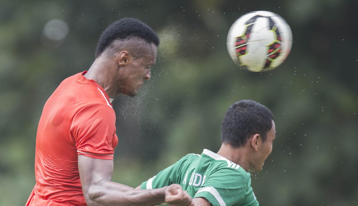 Proses terjadinya gol dari bek Persija Jakarta, Tales dos Santos, ke gawang PS AD pada laga uji coba di Lapangan Villa 2000, Tangerang, Jumat (4/3/2016). Macan Kemayoran berhasil menang 3-0 atas PS AD. (Bola.com/Vitalis Yogi Trisna)