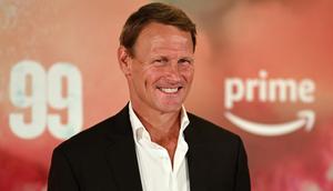 Mantan pemain Manchester United, Teddy Sheringham, berpose di karpet merah saat tiba untuk menghadiri pemutaran perdana dunia film dokumenter '99' di Manchester, Inggris utara, pada 9 Mei 2024. (Oli SCARFF/AFP)