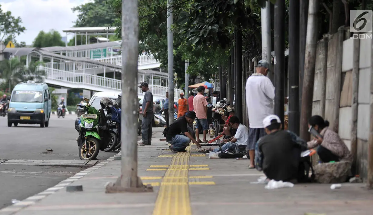 PKL menjajakan dagangannya di kawasan Gunung Antang, Jakarta Timur, Rabu (21/3). Penataan rencananya mencakup segala aspek, mulai dari trotoal, PKL, lahan parkir, hingga pembuatan sentra kuliner. (Merdeka.com/Iqbal S. Nugroho)