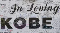 Fans meninggalkan pesan di dinding memorial Staples Center untuk legenda NBA Kobe Bryant, yang tewas dalam kecelakaan helikopter, di Los Angeles, California (31/1/2020). Kobe Bryant meninggal bersama putrinya Gianna dalam kecelakaan helikopter di Calabasas, California. (AFP/Mark Ralston)