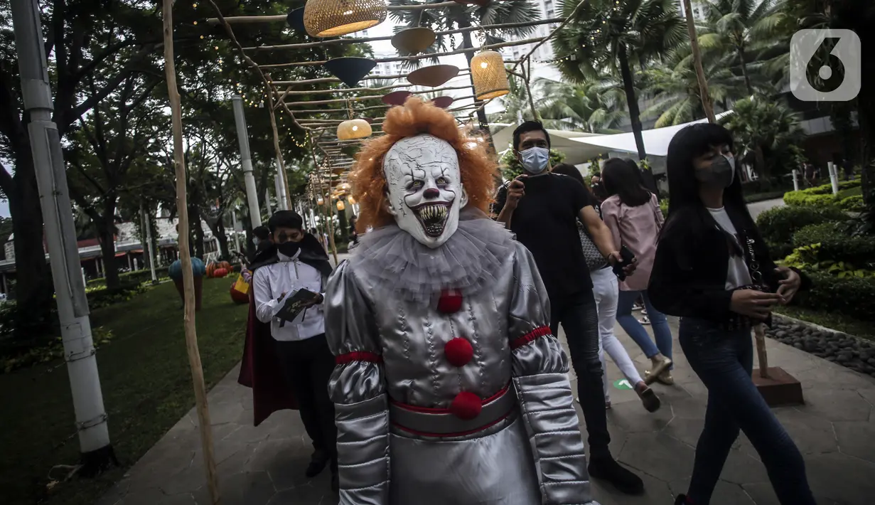 Peserta mengenakan kostum unik saat Parade Kostum Halloween di Mall Central Park, Jakarta, Sabtu (30/10/2021). Kegiatan ini juga akan diramaikan beragam makanan manis yang identik dengan makanan kecil dari kegiatan trick or treat dalam tradisi Halloween. (Liputan6.com/Johan Tallo)