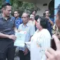 Menteri Agraria dan Tata Ruang/Kepala Badan Pertanahan Nasional (ATR/BPN) Agus Harimurti Yudhoyono (AHY) menyerahkan sertipikat tanah kepada warga di Kelurahan Petuk Katimpun, Kota Palangka Raya, Kalimantan Tengah, Jumat (28/6/2024).