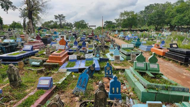 Untaian Semangat dari Nenek Penjual Kembang Kuburan di Palembang