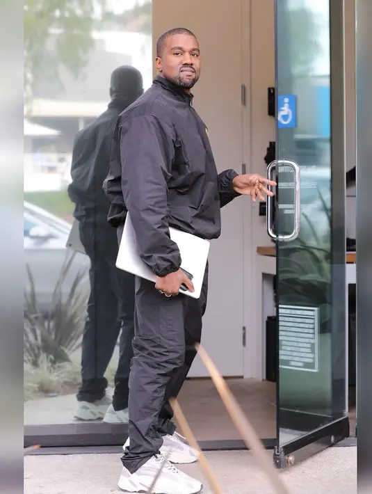 Meski lahir di Atlanta, Kanye West dibesarkan di Chicago. (instagram/kanyew.est)