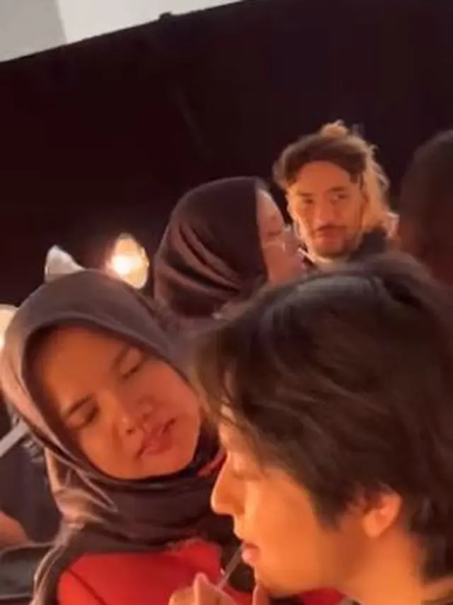 Kesibukan di backstage NYFW (Instagram/raffinagita1717)