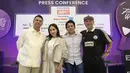 Pasangan selebritas Raffi Ahmad dan Nagita Slavina, Ariel Noah dan Gading Marten (dari kiri ke kanan) berfoto bersama usai memberi keterangan terkait gelaran ajang olahraga Padel terbesar bertajuk Padel Wars Presented by Simpati di Jakarta, Senin (10/11/2025). Raffi Ahmad dan Nagita Slavina melalui RANS Entertainment kembali menghadirkan event sportainment di pengujung tahun dalam tajuk "Padel Wars Presented by Simpati."  (KapanLagi.com/Budy Santoso)