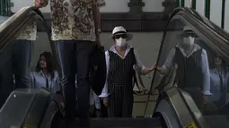 Seorang wanita mengenakan masker beraktivitas di stasiun, Bangkok, Thailand, Jumat (19/6/2015). Pemerintah Thailand mengumumkan bahwa seorang pria 75 tahun asal Oman positif terjangkit virus MERS.  (AFP PHOTO/Christophe Archambault)