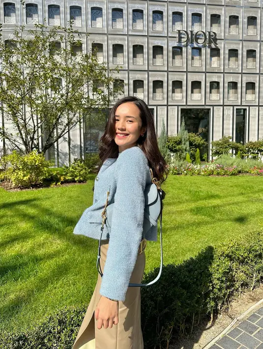 Tampil dengan busana yang simpel, penampilan Beby Tsabina saat liburan di Seoul terlihat sangat menawan. Banyak para penggemarnya menyebut sosoknya terlihat cantik meski dengan dandanan yang simpel. (Liputan6.com/IG/@bebytsabina)