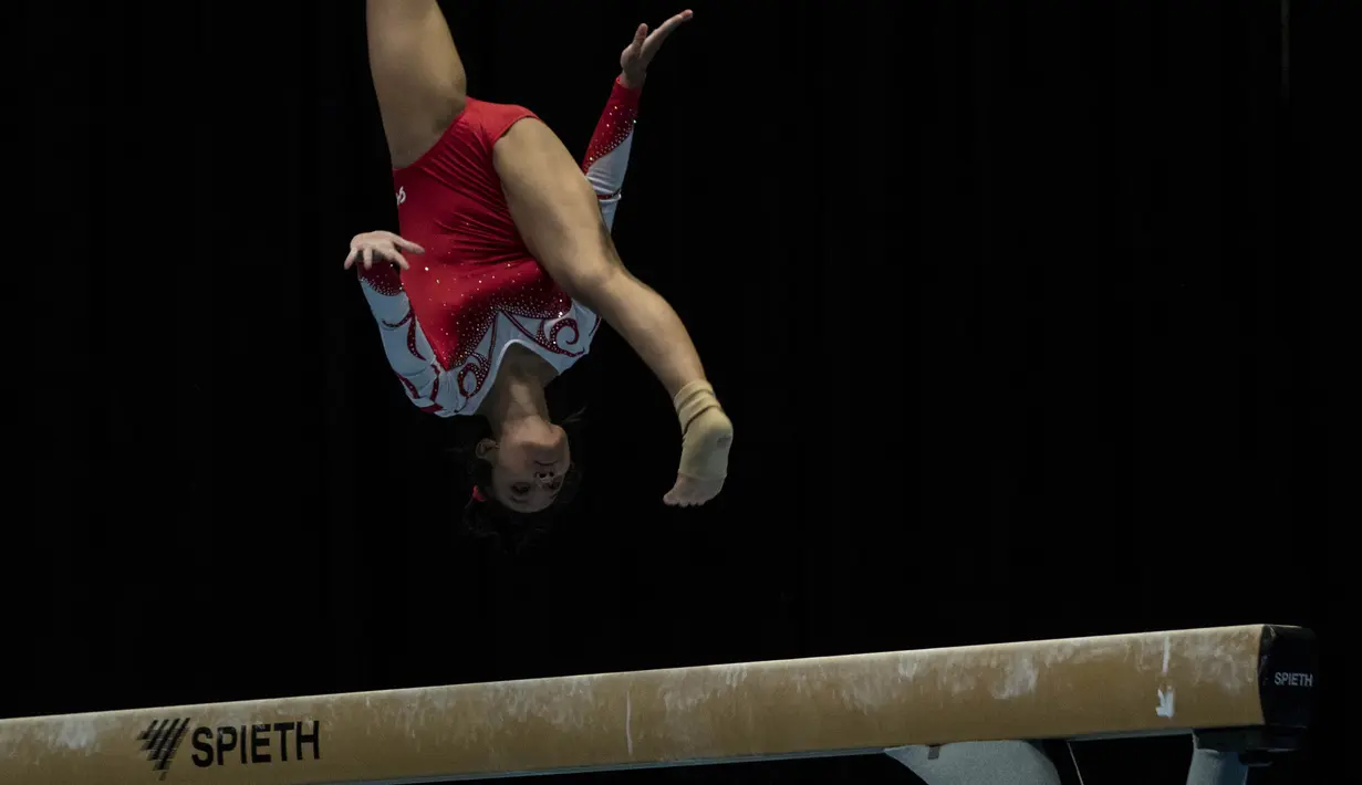 Pesenam Indonesia, Amalia Fauziah, menggunakan alat balance beam tampil pada nomor artistik beregu SEA Games di MITEC, Kuala Lumpur, Senin (21/8/2017). Tim Indonesia berhasil meraih medali perunggu. (Bola.com/Vitalis Yogi Trisna)