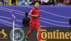 in. Gelandang serang Timnas Korea Selatan berusia 22 tahun, Lee Kang-in yang kini tengah menjalani musim pertama bersama klub Ligue 1, PSG sementara telah mencetak 3 gol hingga fase grup Piala Asia 2023 usai. Ketiga golnya dicetak di Grup A dengan rincian dua gol saat Korea Selatan menang 3-1 atas Bahrain pada laga pertama (15/1/2024) dan satu gol dicetak saat Korsel bermain imbang 3-3 dengan Malaysia pada laga ketiga (25/1/2024). (AP Photo/Thanassis Stavrakis)