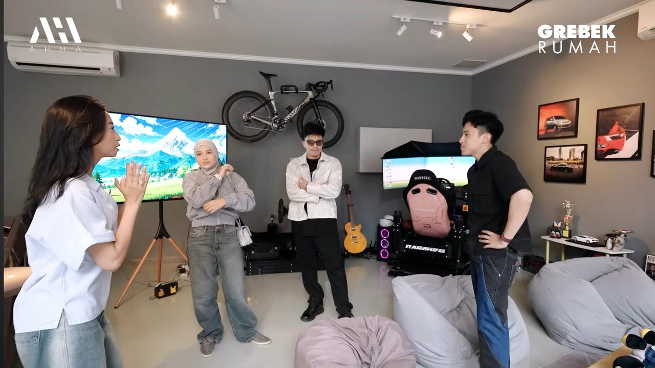 5 Potret Garasi Sekaligus Gaming Room Mewah Sangun Ragahdo Anak Henry Yosodiningrat, Ada Simulator Balap Mobil Hingga Lamborghini