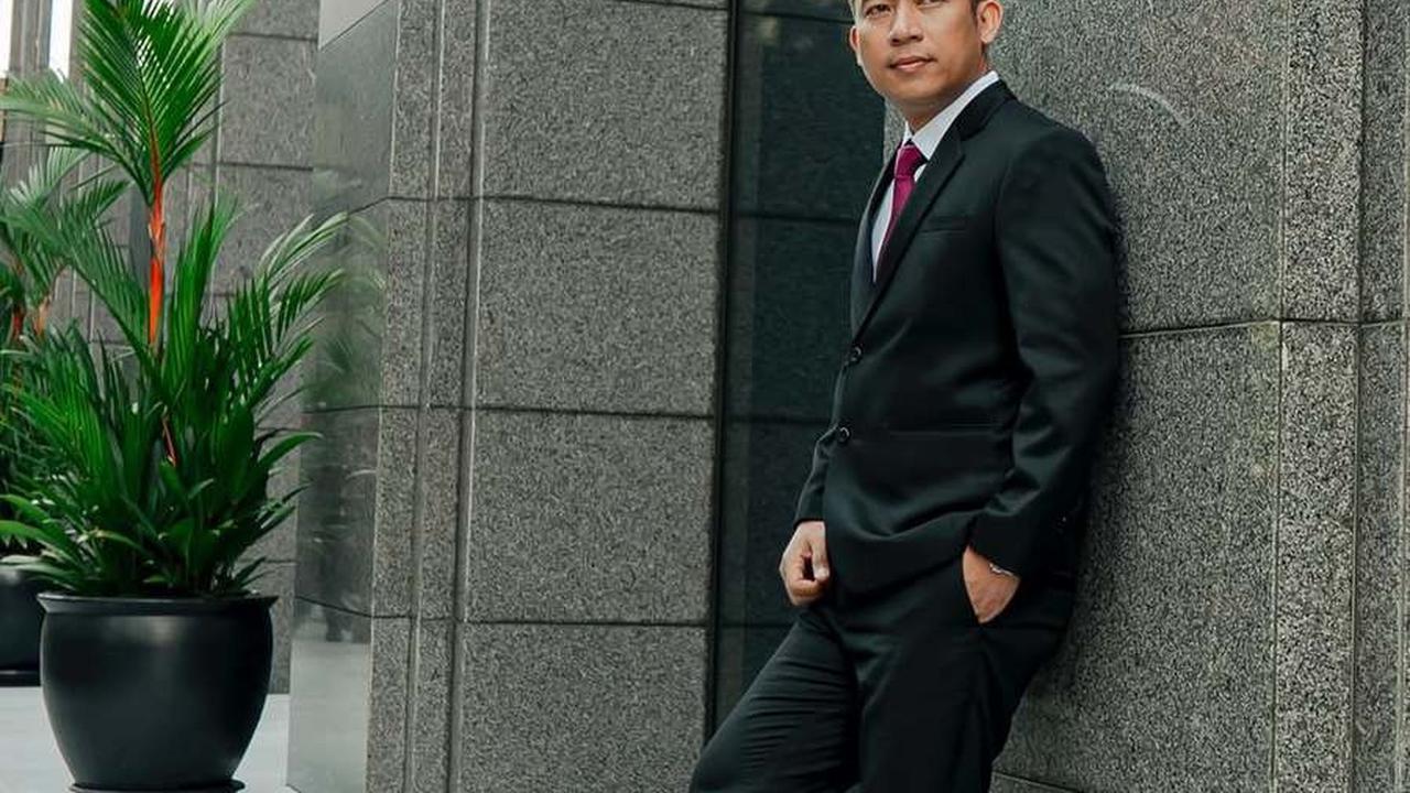 Potret Denny Cagur, Dari Panggung Komedi ke Gedung Parlemen - Kisah Penuh Kejutan dan Dedikasi