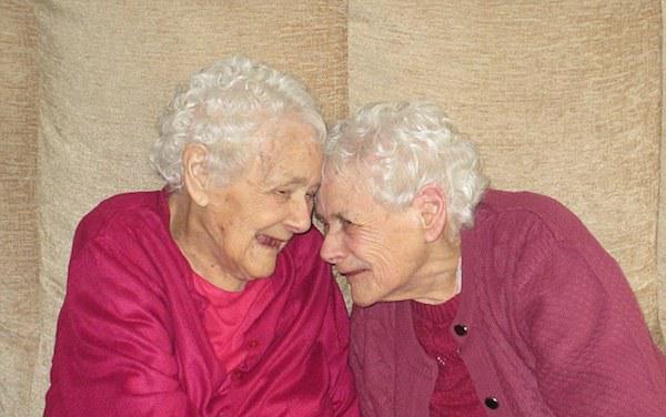 Thomas dan Florence selalu bahagia bersama meskipun sudah berusia 10 tahun. Mereka dinyatakan sebagai wanita kembar tertua di Inggris bahkan dunia | Photo: Copyright elitedaily.com