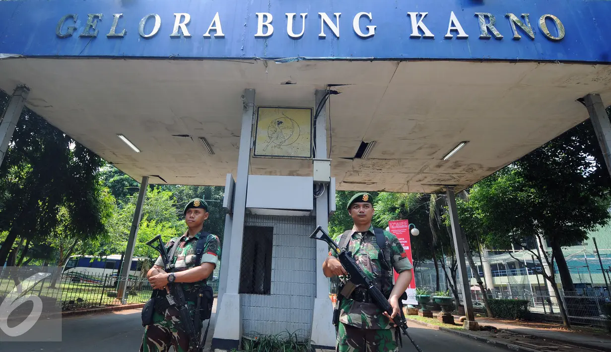  Aparat TNI berjaga di pintu masuk kawasan Gelora Bung Karno, Senin (1/8). Jelang perhelatan KTT World Islamic Economic Forum ke-12 pada 2-4 Agustus 2016, kawasan Gelora Bung Karno dijaga ketat. (Liputan6.com/Helmi Fithriansyah)