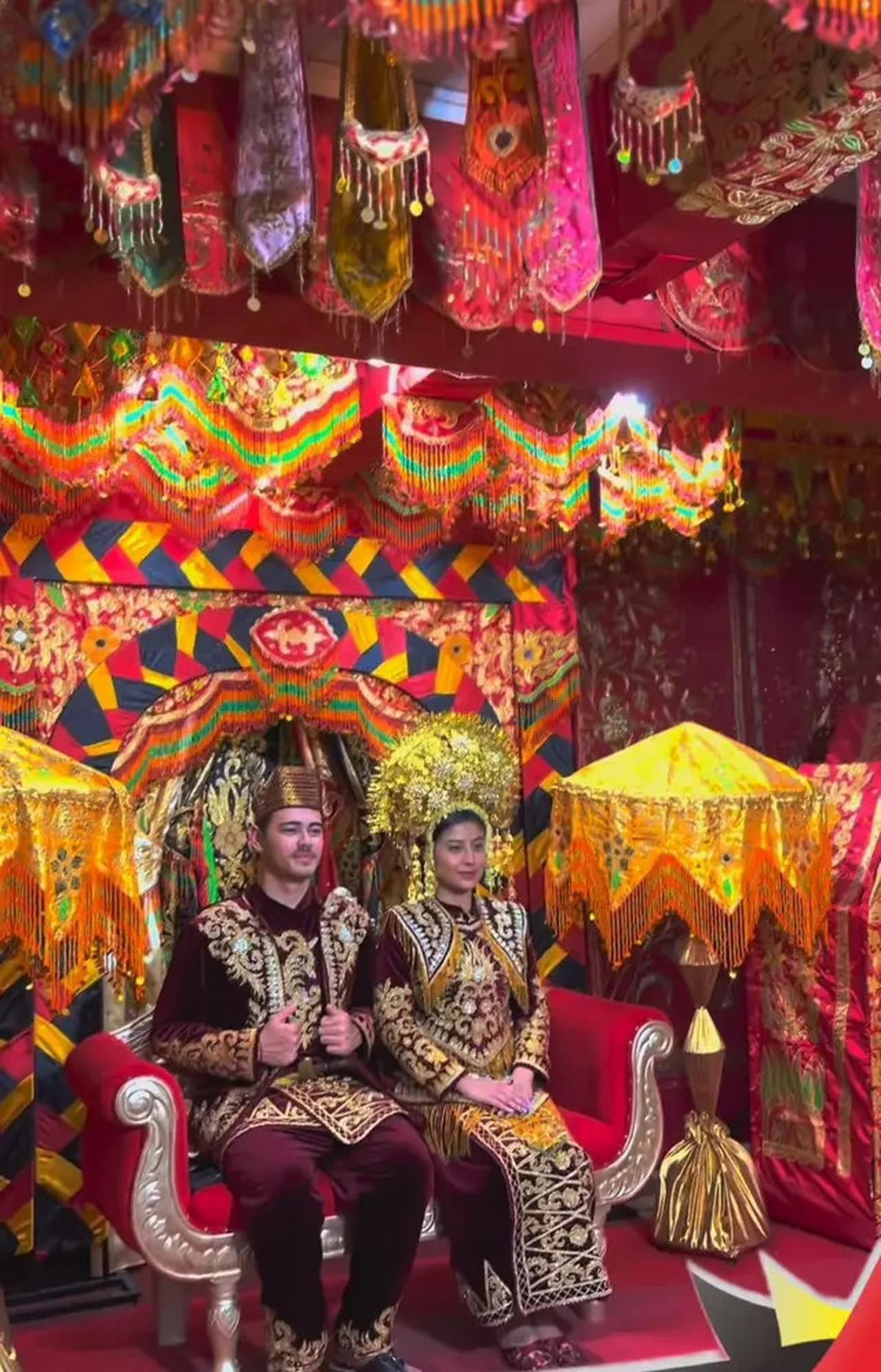 8 Potret Awkarin Ajak Pacar ke Padang, Bak Prewed Pakai Baju Adat
