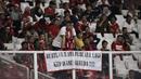 Penonton memberikan dukungan saat laga Kualifikasi Piala Dunia 2022 antara Timnas Indonesia melawan Thailand di SUGBK, Jakarta, Selasa (10/9). Laga berlangsung sepi hanya dihadiri 11.619 penonton. (Bola.com/Vitalis Yogi Trisna)
