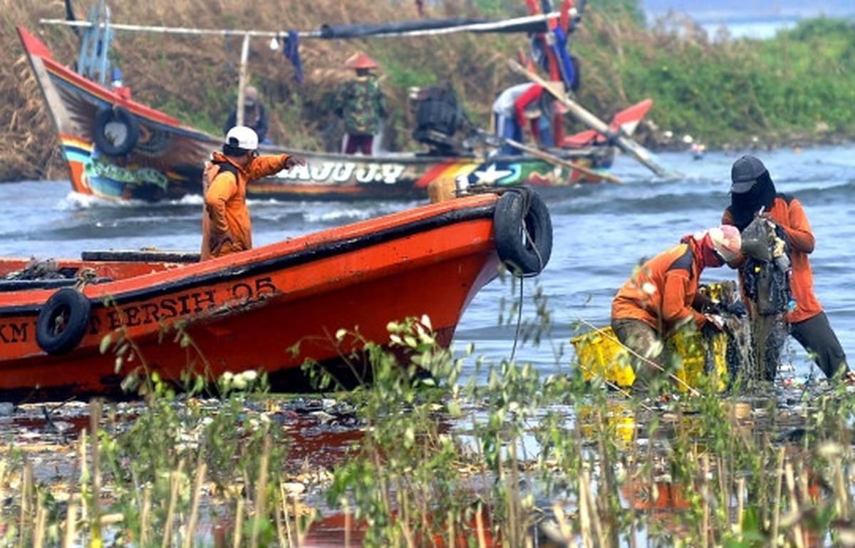 Melihat aksi para penjaga kebersihan pantai