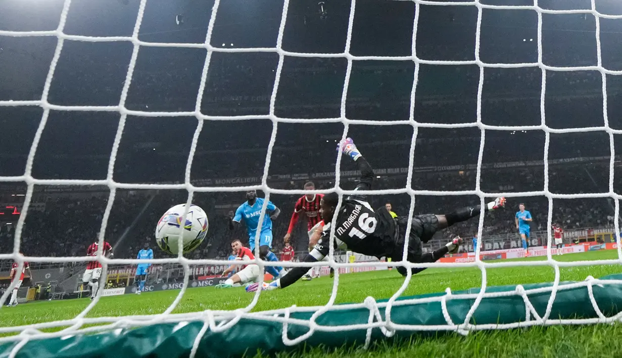 Kemenangan ini memebuat Napoli kian kukuh di puncak klasemen sementara dengan 25 poin dari 10 laga, sementara AC Milan harus tertahan di peringkat ke-8 klasemen sementara Serie A 2024/2025.  (AP Photo/Luca Bruno)