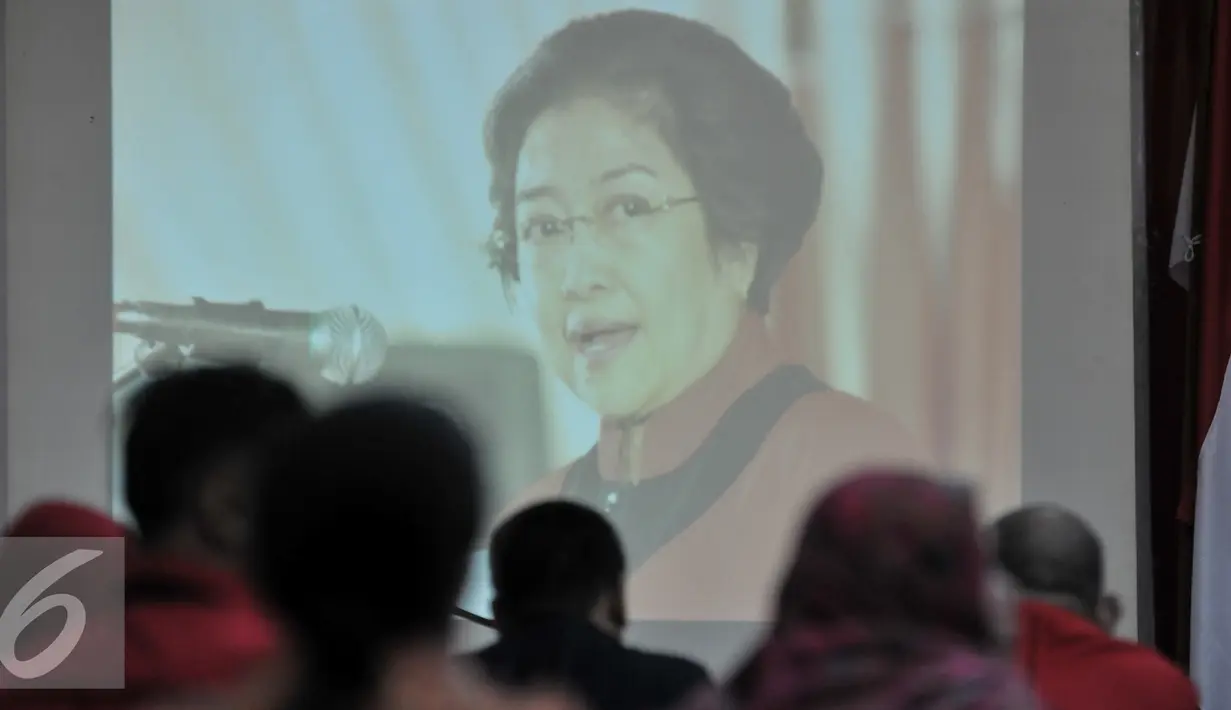 Peserta menonton video Ketua Umum PDIP Megawati sebelum pembukaan Pelatihan Manajer Penggerak Ekonomi Kerakyatan di kantor DPP PDIP, Lenteng Agung, Jakarta, Rabh (20/7). (Liputan6.com/Yoppy Renato)