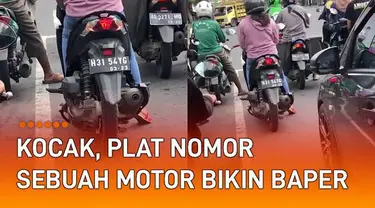 Aksi netizen merekam kejadian kocak dan bikin baper saat di lampu merah mencuri perhatian. Terlihat saat itu kendaraan bermotor sedang berhenti di lampu merah. Namun ada yang mencuri perhatian dengan plat nomornya.