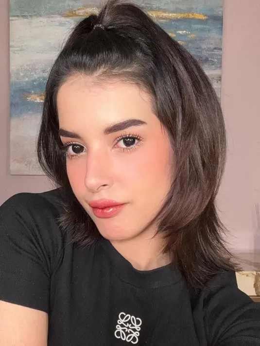 Pada foto yang diunggah, Tasya Farasya terlihat imut dengan makeup look yang terlihat lebih natural..