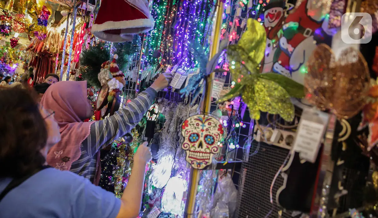 Calon pembeli memilih pernak-pernik Natal yang dijual di Pasar Asemka, Glodok, Jakarta, Kamis (12/12/2019). Umat Kristiani mulai mendatangi pusat perbelanjaan untuk berburu pernak-pernik penghias rumah dan pohon Natal. (Liputan6.com/Faizal Fanani)