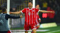 Robert Lewandowski melakukan selebrasi usai mencetak gol ke gawang Borussia Dortmund pada pertandingan Bundesliga Jerman di Dortmund, (4/11). Munchen menang telak 3-1 atas Dortmund. (AFP Photo/Patrik Stollarz)