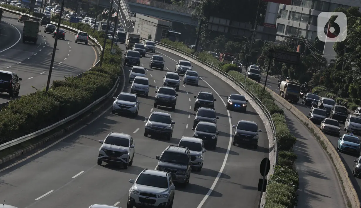 Kendaraan melintas di ruas Tol Dalam Kota, Jakarta, Kamis (30/1/2020). Terhitung mulai 1 Februari 2020, tarif Tol Dalam Kota untuk golongan I naik dari Rp 9.500 menjadi Rp 10.000 dan golongan II naik dari Rp 11.500 menjadi Rp 15.000. (Liputan6.com/Herman Zakharia)