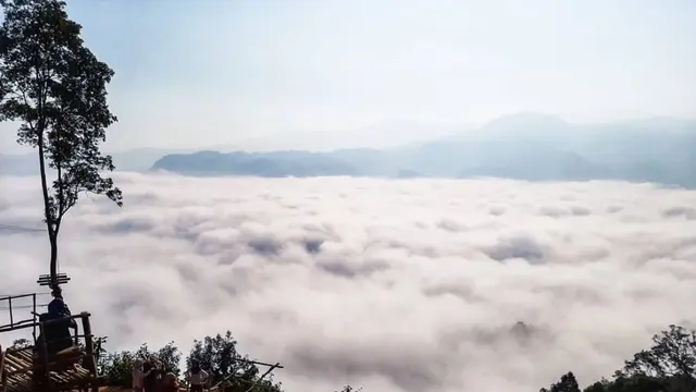 Gunung Luhur dengan pemandangan negeri di atas awan. inforangkasbitung